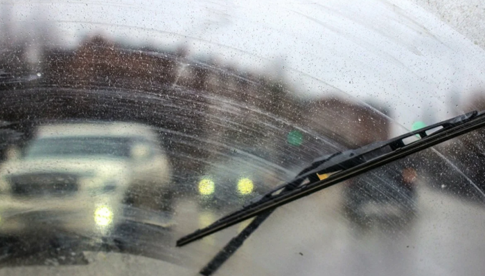 Со временем дворники начинают хуже очищать лобовое стекло, и видимость значительно снижается / Фото: vagmag.com.ua