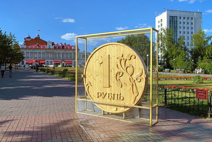 Деревянный памятник рублю есть в Томске / Фото: mytravelbook.org
