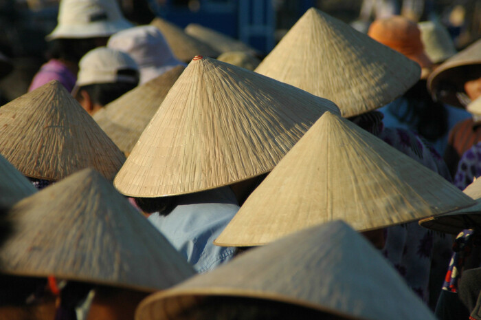 Нон Ла не утратили свою популярность и сегодня, шляпы с удовольствием носят деревенские и городские жители / Фото: divo-ra.blogspot.com
