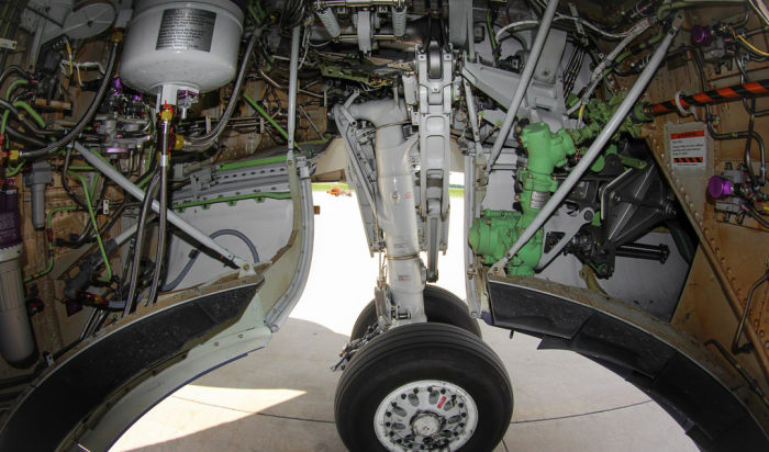 В лайнерах, эксплуатируемых в наше время, применены специальные азотно-масляные многокамерные устройства, которые при посадке самолета поглощают удары почти в полном объеме / Фото: flickr.com