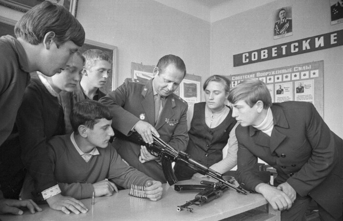 В советских школах в обязательном порядке проходили уроки начальной военной подготовки / Фото: bg.rbth.com