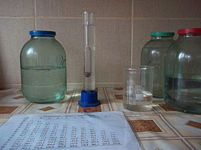 Соотношение воды и спирта должно быть строго выверенным, смешивание на глаз не допускается / Фото: samogon-wave.ru