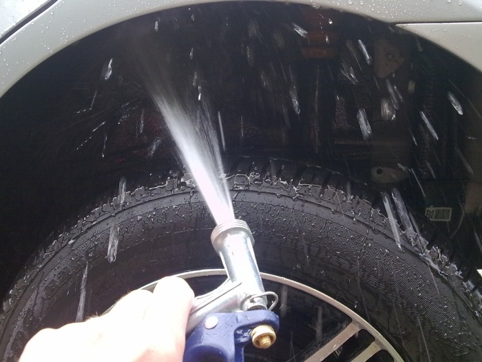 Первым делом автомобиль следует помыть, особенно подкрылки и брызговики / Фото: autonew16.ru