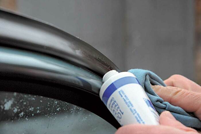 Небольшое количество вазелина следует нанести на кусочек ткани и протереть резинки / Фото: autocentre.ua