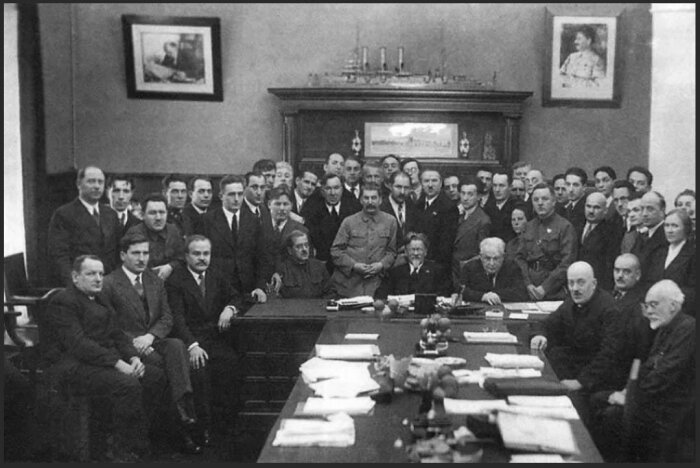 Сталин был признателен архитектору за то, что тот предусмотрел в столах выемку для бумаг, документов / Фото: Twitter