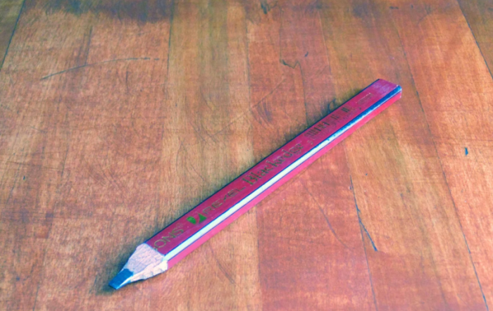 Строительный карандаш имеет плоско-овальную форму, поэтому не скатится с поверхности / Фото: psistema.ru