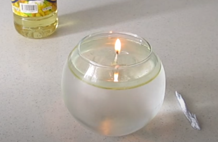 Эффективная и красивая свеча на воде / Фото: YouTube