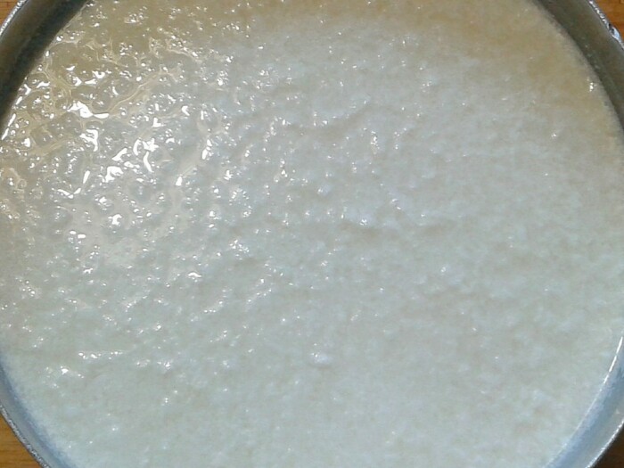В предназначенную для использования в духовке форму выливается молоко и оставляется на 10-12 часов при комнатной температуре / Фото: gotovimop.com