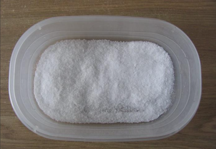 В поваренной стандартной соли содержится хлористый калий, он характеризуется гигроскопичностью и адсорбирует на себя молекулы воды / Фото: cookorama.com.ua
