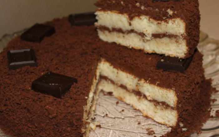Бисквитные слои торта Трюфель были очень хорошо пропитаны сладким сиропом и смазаны сливочно-шоколадным кремом / Фото: gotovim-doma.ru