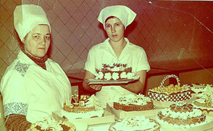 В целом ассортимент советских тортов был разделен на несколько категорий: песочные, бисквитные, слоеные, пряничные, миндальные и вафельные / Фото: twitter.com