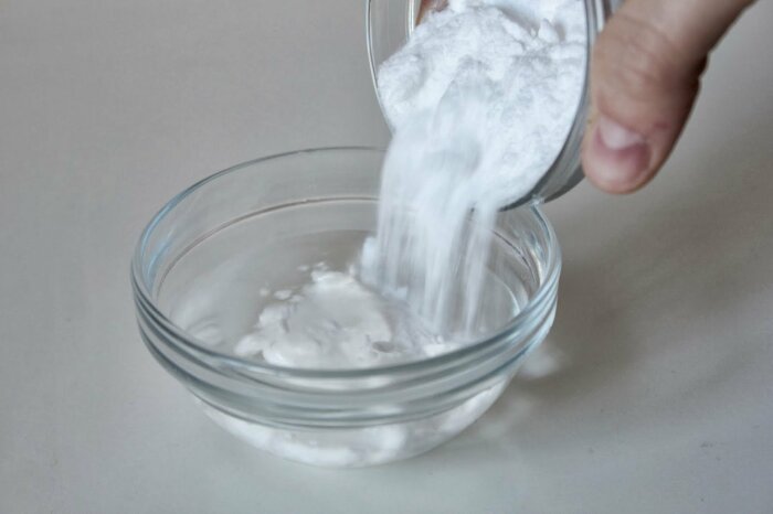 Соду надо смешать с водой в пропорции 1 столовая ложка на 1 чайную соответственно / Фото: sitactive.ru