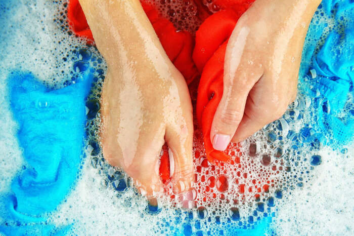 Важно своевременно стирать одежду в теплой воде, чтобы пятна не стали более стойкими / Фото: cleanadvice.ru