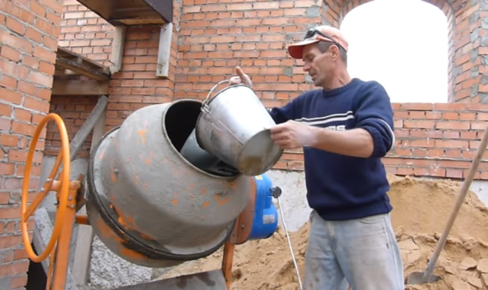 В бетономешалку необходимо налить воду (одно ведро) и уксусную кислоту в количестве одного литра / Фото: fasad-exp.ru