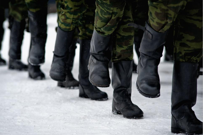 Армейский способ утепления ног в сильные морозы поражает своей простотой / Фото: astrakhanfm.ru