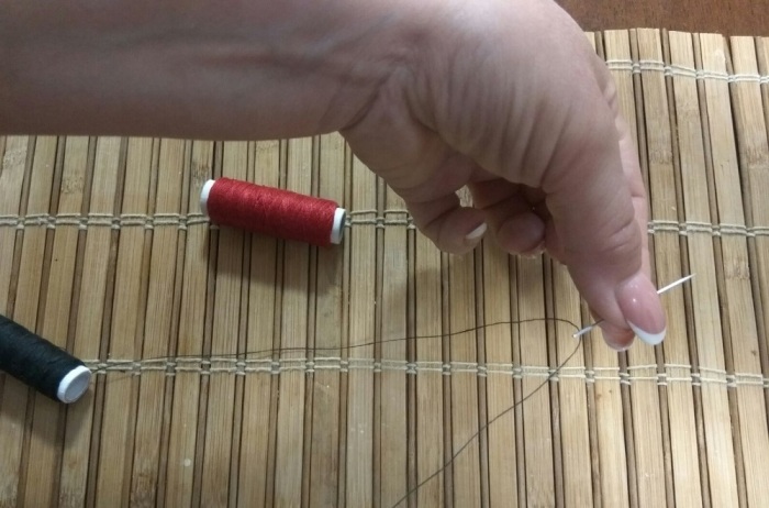 Если немного потренироваться, что вдевание нитки в иголку таким способом займет несколько секунд