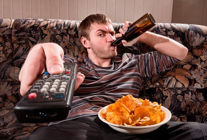 Редко встретишь мужчину, который не любил бы после работы полежать на диване с пивом и чипсами / Фото: poembook.ru