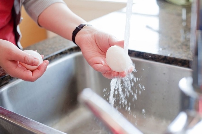 Необходимое количество яиц следует помыть и хорошо вытереть, высушить / Фото: russkie-perepela.ru