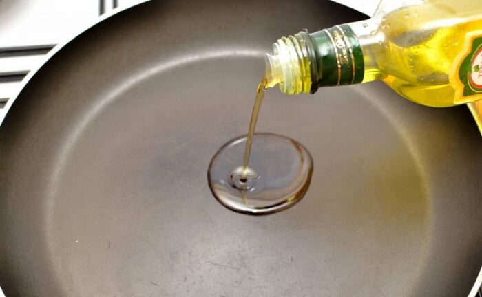 Сковороду ставим на плиту и наливаем масло, именно оливковое / Фото: woodstar.com.ua