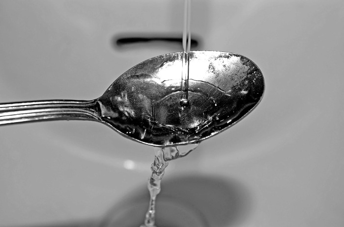 Лить воду необходимо очень аккуратно, чтобы брызги не обожгли кожу, и всего пару ложек / Фото: pexels.com