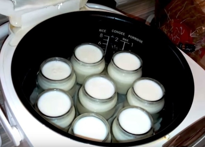 Молоко с закваской наливается в чашу мультиварки или в специальные емкости / Фото: koolinar.ru