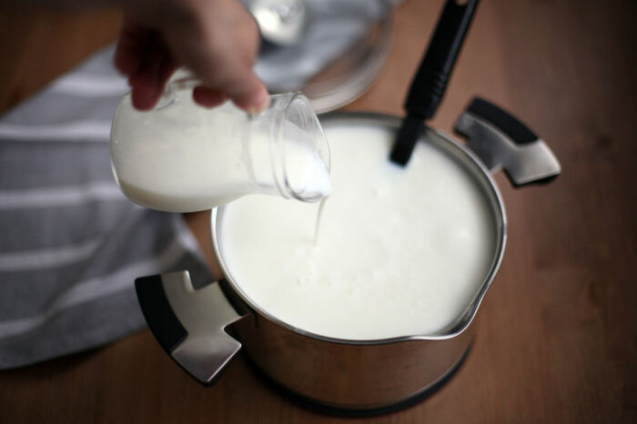 Если никакой бытовой техники под рукой нет, можно приготовить не менее полезный йогурт в обычной кастрюле / Фото: vkusno.mirtesen.ru