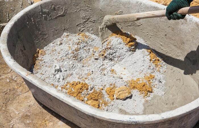 Процесс замешивания цементного раствора можно существенно облегчить / Фото: ooo-dsk.ru