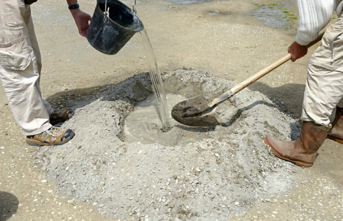 Все привыкли в случае с замешиванием бетонного раствора использовать удобный и практически универсальный инструмент – лопату / Фото: mirbetona.info