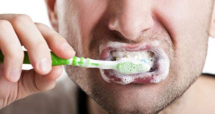 Чистка зубов тоже не поможет убрать специфический аромат / Фото: forumsamogon.ru