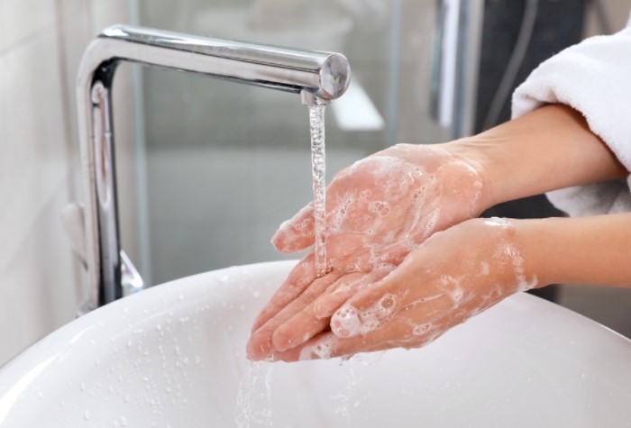 Чтобы определить жесткость воды, размыльте капельку жидкого мыла / Фото: milomarket.com
