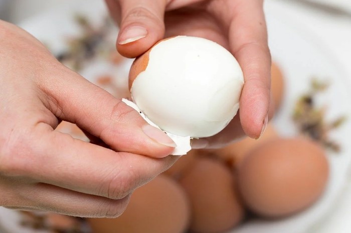Лучше всего чистятся яйца, которым уже неделя-полторы / Фото: kuhnaidom.ru