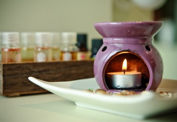 Зажигайте аромалампу с любимыми маслами, чтобы быстрее обжиться / Фото: cdn.miridei.com