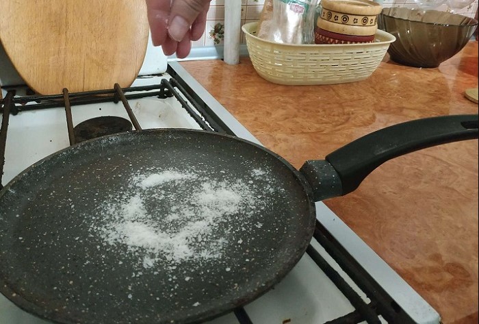 Если присыпать сковороду поваренной солью, масло не будет шкварчать  / Фото: chert-poberi.ru