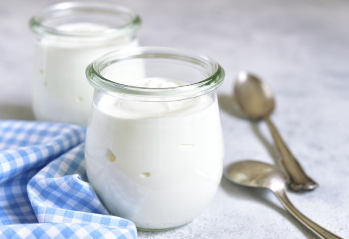  Так как йогурт обладает кислой средой, он должным образом взаимодействует с содой / Фото: img.povar.ru