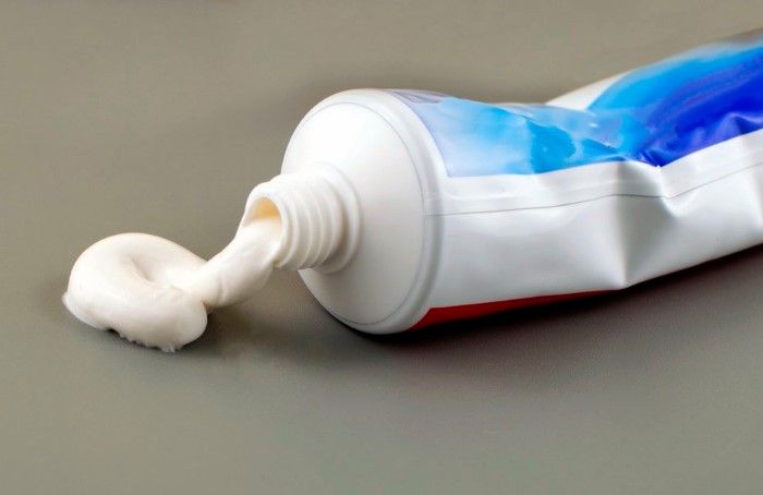 Белая зубная паста поможет справиться с пятнами крови / Фото: pbs.twimg.com
