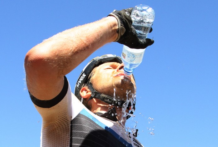 В жару хочется пить и как можно больше - это естественная защита организма / Фото: veloturist.org.ua