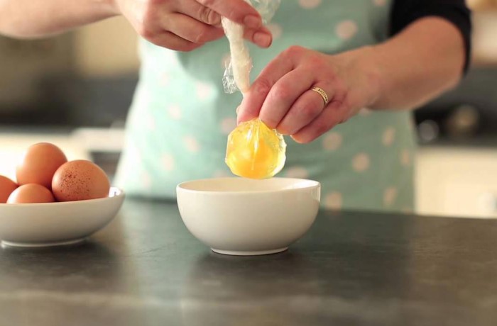 Приготовить яйцо пашот в пищевой пленке смогут даже новички в кулинарии / Фото: i.imgur.com