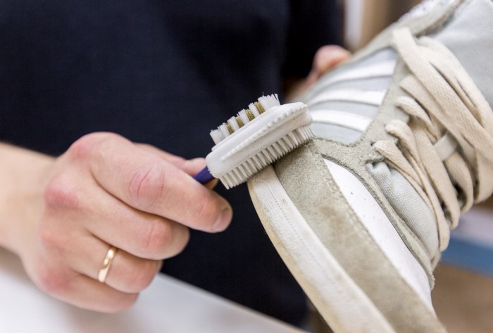 Обувь из деликатных материалов можно чистить только сухим способом / Фото: poleznii-site.ru