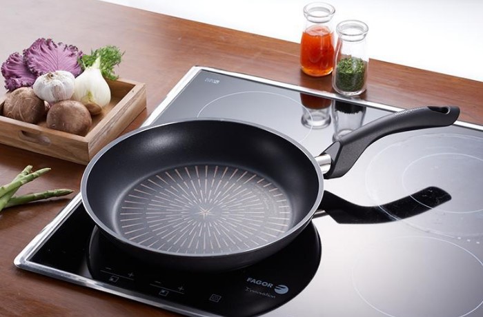 На сковороде с антипригарным покрытием сложнее поддерживать стабильную температуру при жарке / Фото: static.tildacdn.com