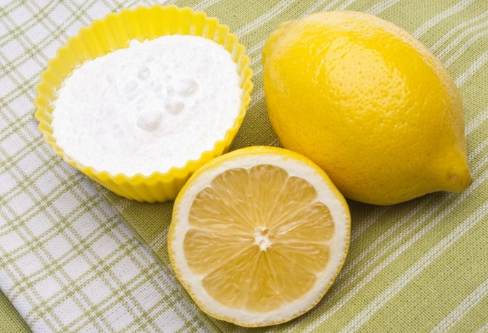 Лимон поможет отбелить желтоватый и сероватый налет / Фото: media.musely.com