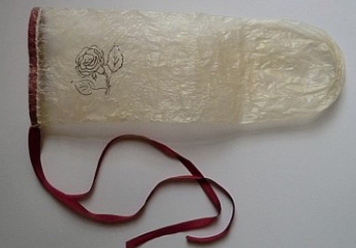 Так выглядели одни из первых презервативов / Фото: sexbook.ru