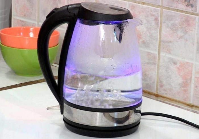 Еще один распространенный миф, согласно которому в чайнике образуется тяжелая вода / Фото: static.mk.ru