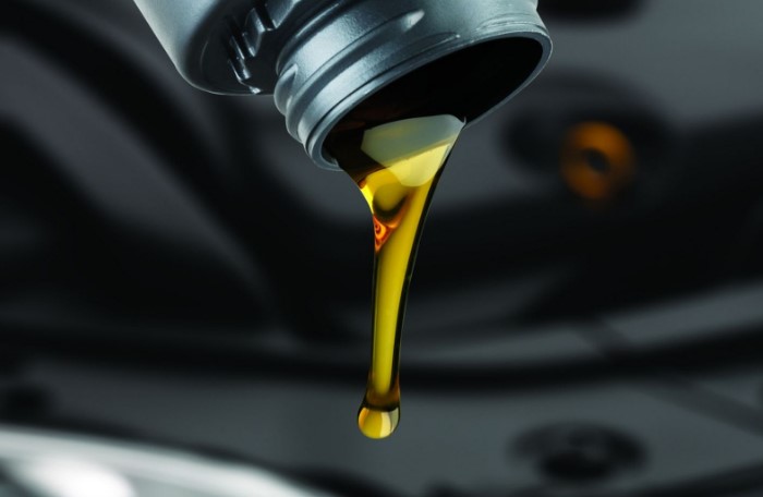 Качественное моторное масло смажет все детали и убережет от излишнего расхода топлива / Фото: avtomoto-best.ru