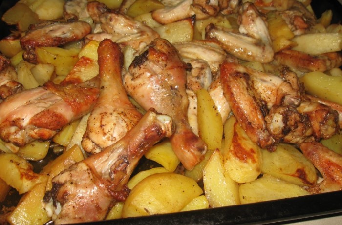 Подготовьте картошку перед запеканием, чтобы она запеклась одновременно с курицей / Фото: st03.kakprosto.ru