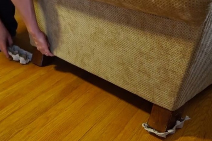 Подставьте под ножки мебели тканевые накладки или подручные средства, чтобы не повредить ламинат / Фото: lindvor.ru