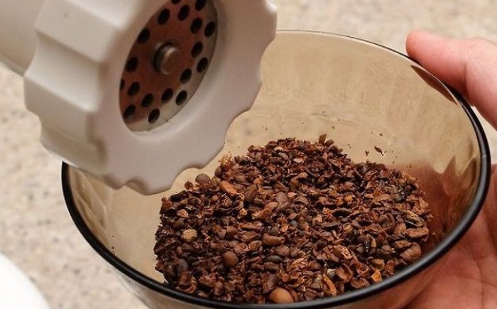Измельчите кофейные зерна и расставьте по помещению / Фото: coffee-sova.ru