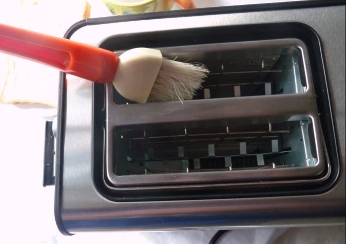 Прочистить тостер поможет обычная кисточка для смазывания выпечки/ Фото: chistyulka.ru