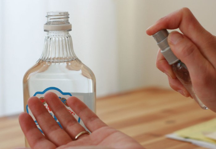 Не используйте спирт как антисептик, иначе иссушите кожу рук / Фото: recreoviral.com