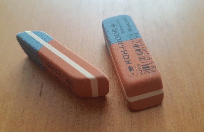 На оранжевой стороне нарисован карандаш, а на синей - ручка / Фото: comments-images.rozetka.com.ua