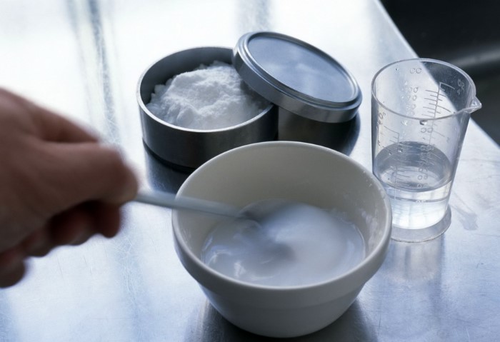 Смешайте соду с водой до полужидкой смеси и обработайте загрязнения / Фото: img.lifehackk.com